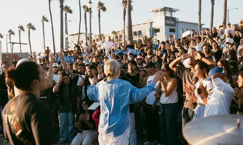 Dezenas de pessoas se renderam a Jesus no evento. (Foto: Instagram/California Will Be Save).