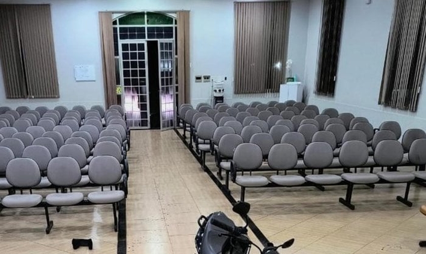 O suspeito invadiu a igreja de moto. (Foto: Arquivo pessoal).