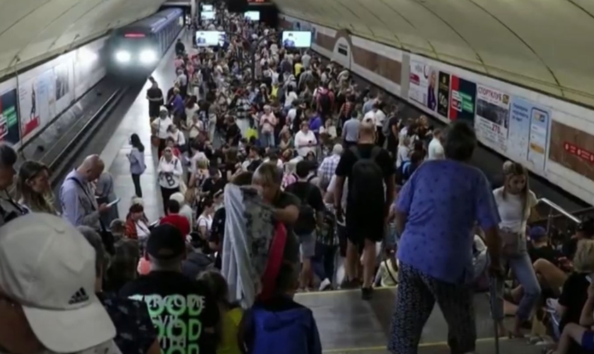 Pessoas abrigadas em uma estação de metrô na Ucrânia. (Foto: Reprodução/G1)