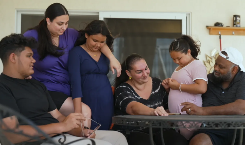 Aiyana e família. (Foto: Reprodução/CBN News)