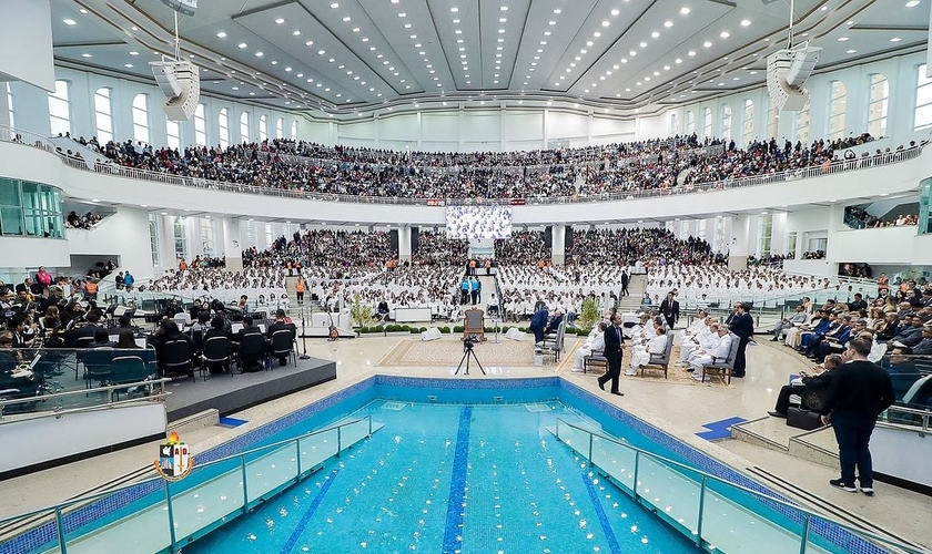 A Assembleia de Deus recebeu os novos cristãos em um culto especial de batismo. (Foto: Instagram/AD Sede Ministério do Belém).