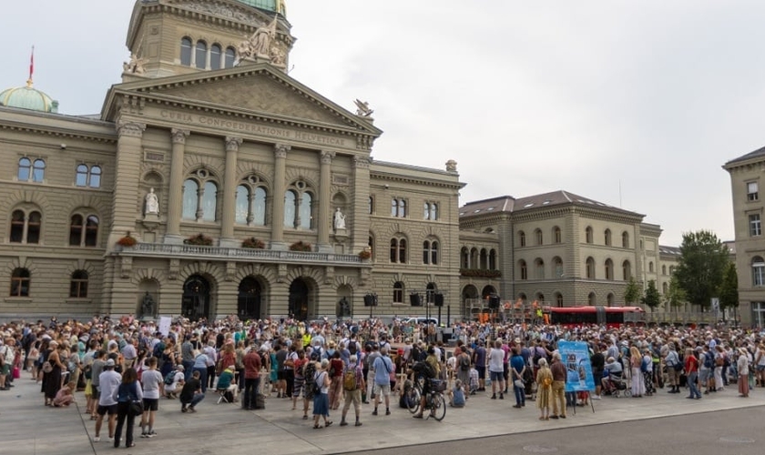 Participantes de manifestação em frente ao Parlamento Federal Suíço em Berna. (Foto: SEA, Sun Foto)