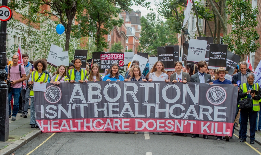 Manifestantes marcham pela vida em Londres. (Foto: Facebook/ March For Life UK)