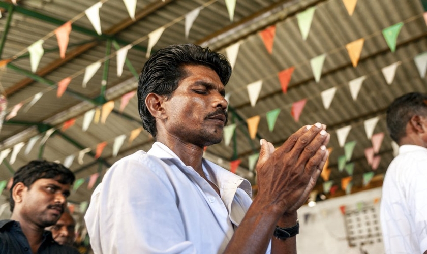 Karun foi convidado por um amigo para participar de um culto de jovens. (Foto ilustrativa: IMB)