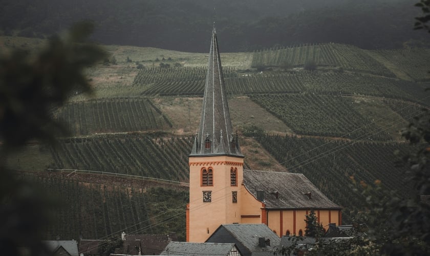 Igreja em uma região rural da Alemanha. (Foto ilustrativa: Unsplash/Dylan Leagh)