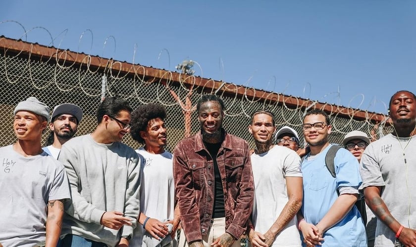 O rapper cristão Holy Gabbana junto com os presos da San Quentin State Prison. (Foto: Instagram/godbehindbars)