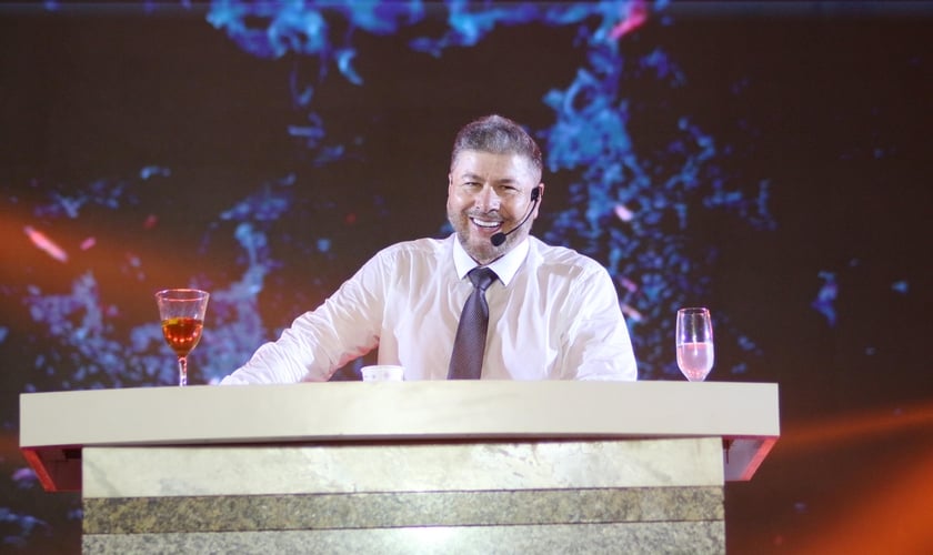 Joel Engel durante ministração na Escola Profética 2024. (Foto: Ministério Engel)