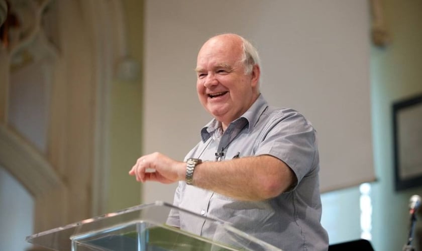 John Lennox. (Foto: Reprodução/Facebook/Prof John Lennox)