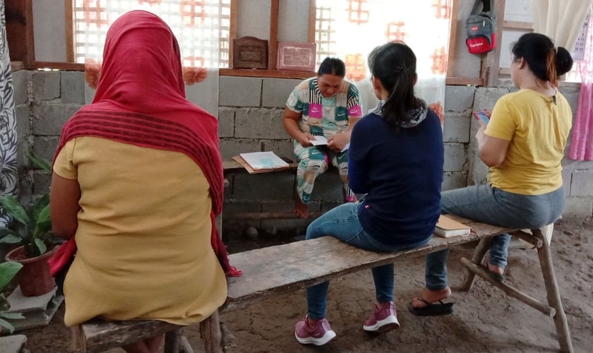 Mulheres estudando a Bíblia. (Foto: Reprodução/IMB)