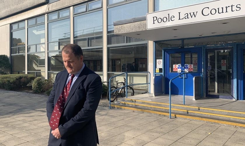 Adam Smith-Connor ora em frente ao Tribunal de Poole. (Foto: ADF International)