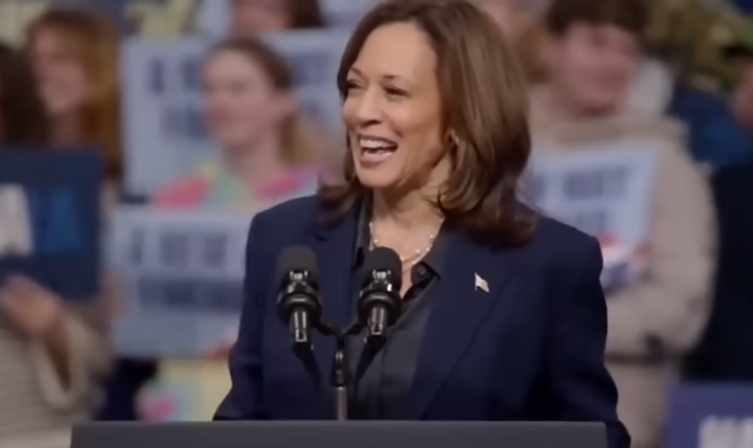 Kamala Harris zomba de cristãos em seu comício após ouvir exaltação a Jesus. (Captura de tela/YouTube/T-SPLY)