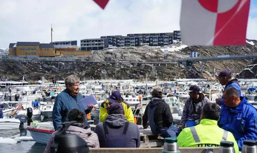 Um dos capelães conversando com os marítimos no porto de Ilulissat, Groenlândia. (Foto: Sømandsmissionen).