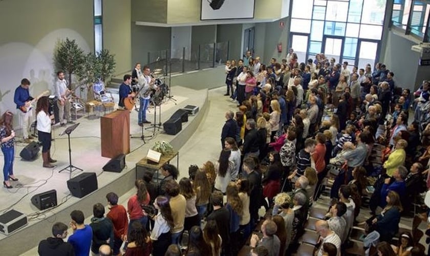 Culto na igreja evangélica Cristo Vive, em Madri, Espanha. (Foto: Cristo Vive).