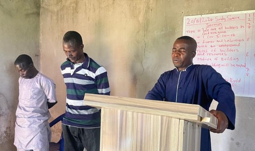 Muçulmanos Fulani se entregam a Jesus em culto. (Foto: ICC)