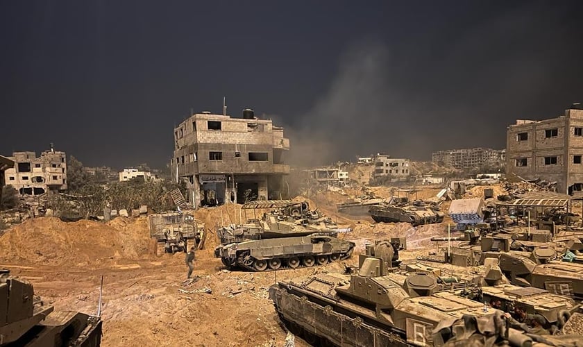 Tanques israelenses Merkava em meios às ruínas de Gaza em 1 de novembro. (Foto: Wikipedia)