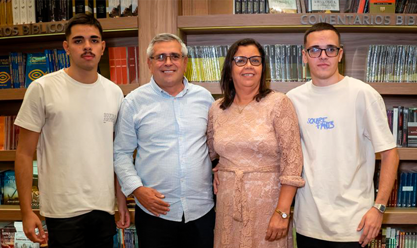 Tânia Garcia com seu esposo e com seus dois filhos gêmeos. (Foto: Site Mulher Cristã).