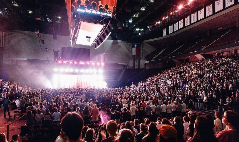 Estudantes lotam a Reed Arena para um culto. (Foto: Instagram/Unite Us)