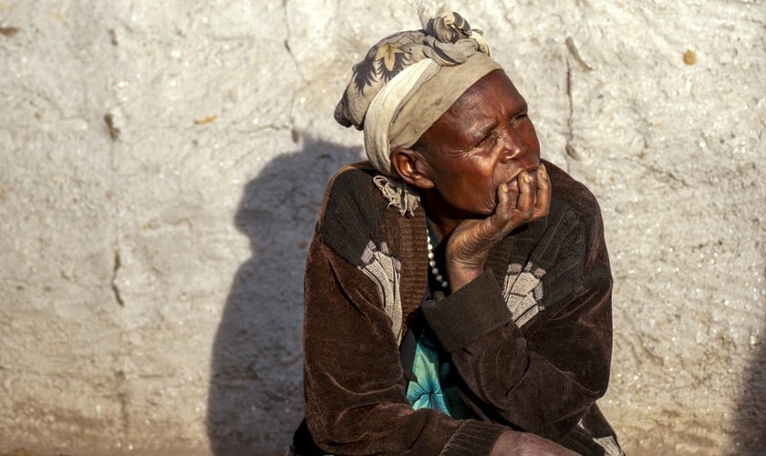 Uma mulher ugandense ouve um pastor em Kisoro, Uganda. (Foto ilustrativa: IMB)