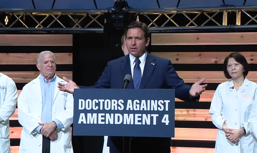 O governador Ron DeSantis, em discurso contra o aborto no evento "Médicos Contra a Emenda 4" (Captura de tela/Fox News)