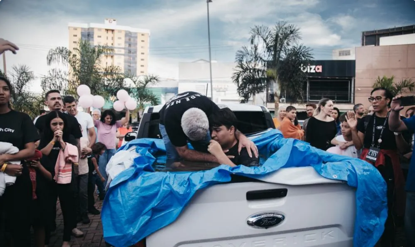 Mais de 100 pessoas são batizadas em praça pública de Anápolis. (Foto: Divulgação)