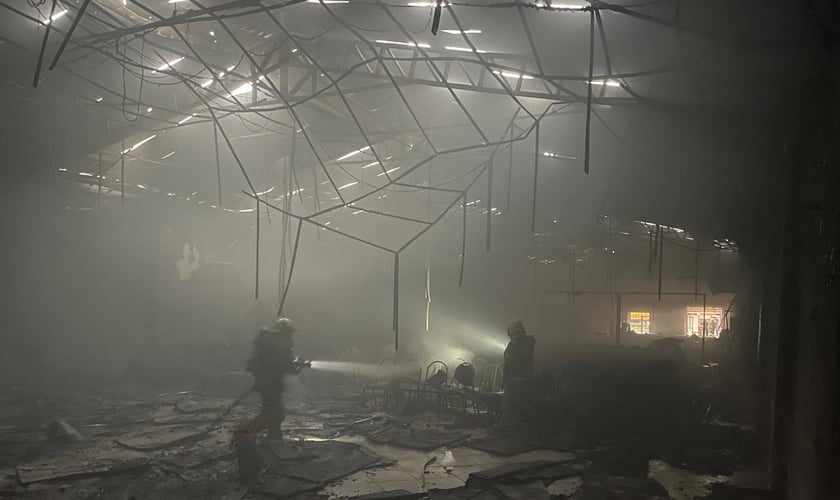 O Centro Evangelístico da Assembleia de Deus de Porto Alegre (CEAD) foi devastado pelas chamas. (Foto: Redes sociais).