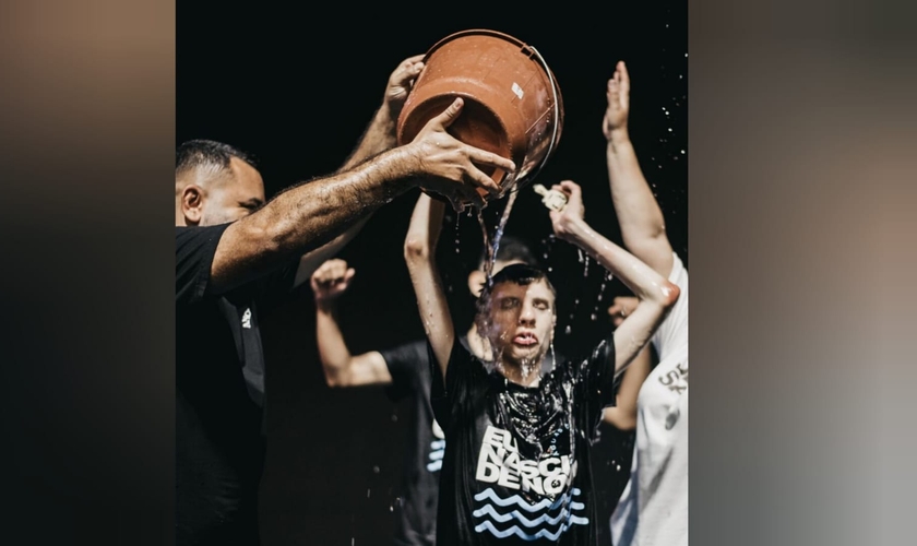 Eduardo, de 18 anos, foi batizado na Igreja Âncora em São Leopoldo (RS). (Foto: Instagram/Igreja Âncora).