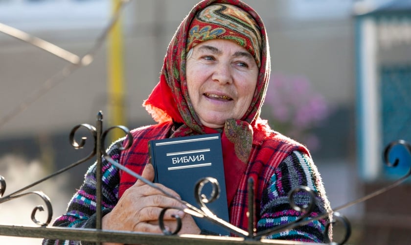 Uma mulher segura uma Bíblia em russo que lhe foi dada por missionários da IMB. (Foto ilustrativa: IMB).