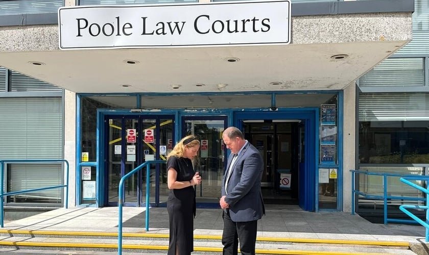 Isabel Vaughan-Spruce e Adam Smith-Connor, ambos presos por oração silenciosa, se juntaram para orar do lado de fora do tribunal de Poole. (Foto: ADF International)