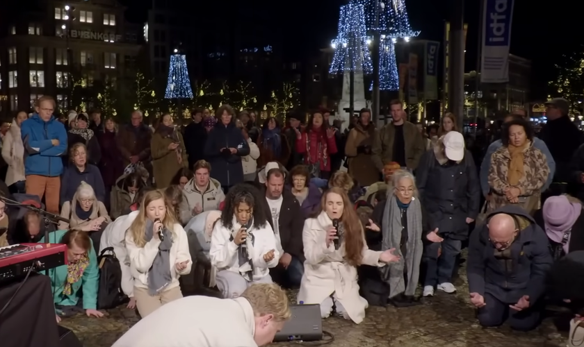 O grupo orou por paz em Amsterdã. (Foto: Reprodução/YouTube/Presence Revival).