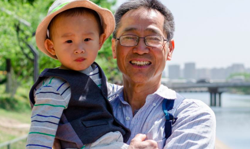 Os pais estão discipulando seus filhos em casa enquanto oram pelo país. (Foto: Reprodução/China Partner)