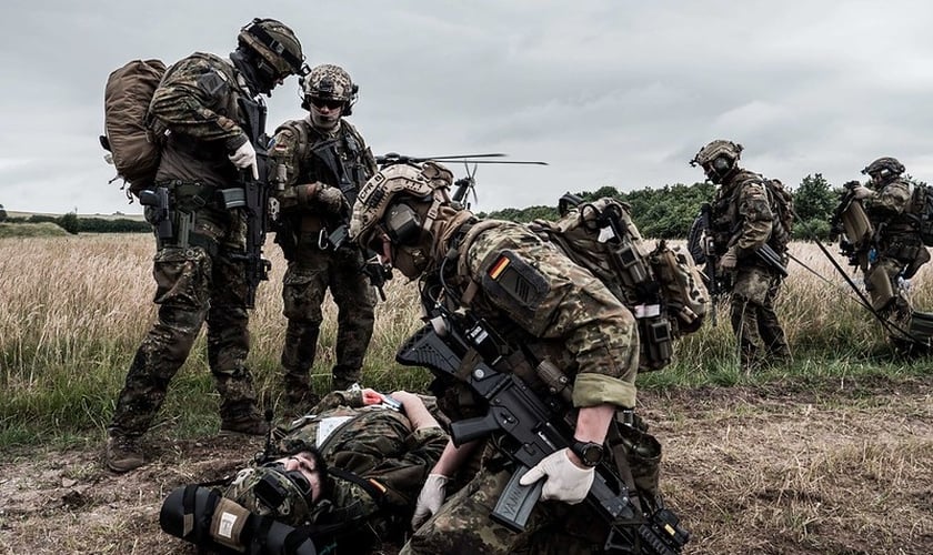 Tropas alemãs de uma unidade de operações especiais se preparam para evacuar uma vítima simulada durante a Visão Unificada 18. (Foto: OTAN)