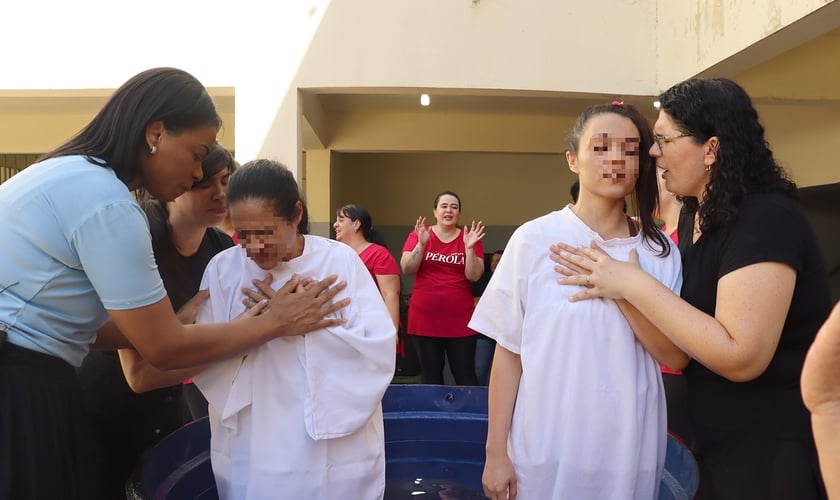 O grupo de mulheres da Igreja Comunidade Evangélica Restaurar batizou 105 presas. (Foto: Secretaria da Administração Penitenciária).