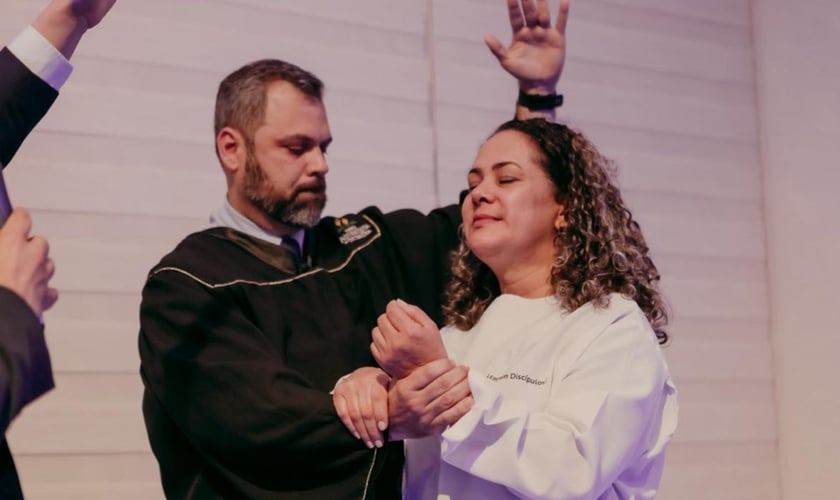 O batismo de Cristiane. (Foto: Reprodução/Notícias Adventistas/Paulo Ribeiro)