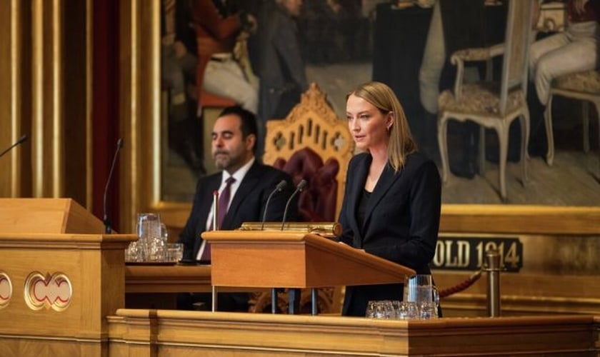 A deputada Sandra Bruflot, do Partido Conservador, liderou o debate e a votação sobre a liberalização da lei de aborto na Noruega; o presidente do Parlamento, Masud Gharahkhani. (Foto: Stortinget/Peter Mydske).