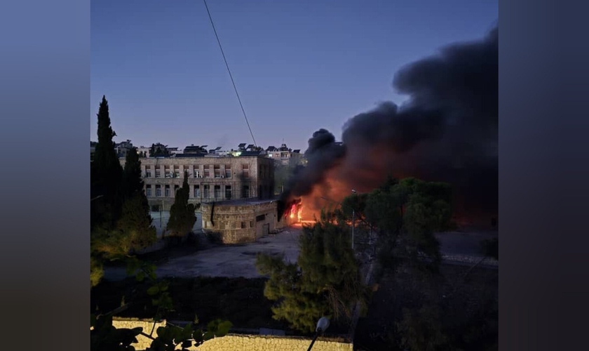 A igreja do complexo franciscano Terra Santa College foi atingido por uma bomba. (Foto: Portas Abertas).