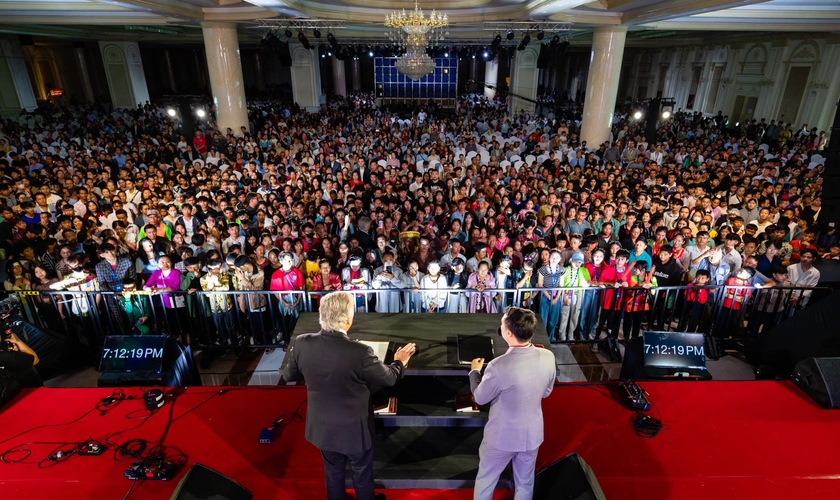 Franklin Graham pregou o Evangelho na capital Vientiane. (Foto: Facebook/Franklin Graham).  