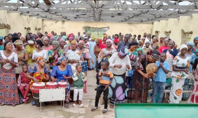 Congregação adorando em igreja queimada na Nigéria. (Foto: Imagem ilustrativa/Open Doors).