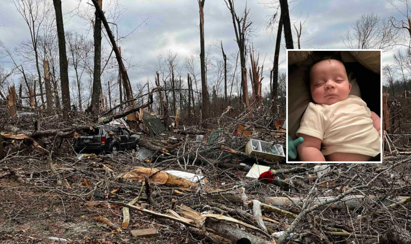 Local onde tornado passou ficou destruído; no destaque, o bebê Lord. (Foto: Arquivo pessoal)