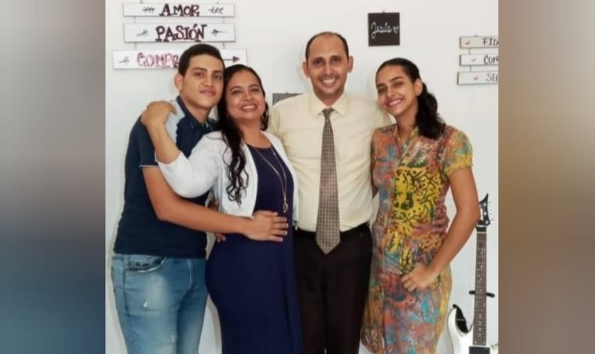 O pastor Marlon Lora e a família. (Foto: CSW).