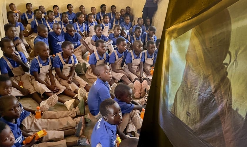 As crianças assistindo o filme sobre Jesus. (Foto: Guiame)