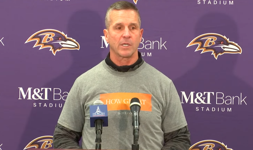 John Harbaugh. (Foto: Reprodução/YouTube/Baltimore Ravens)