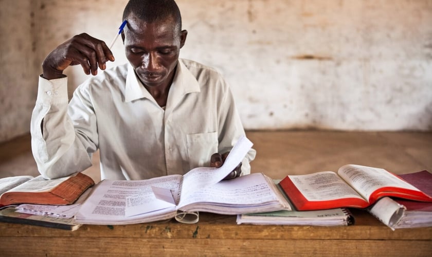 Atualmente, milhões de pessoas ao redor do mundo possuem as Escrituras em suas línguas nativas. (Foto: Wycliffe Associates)