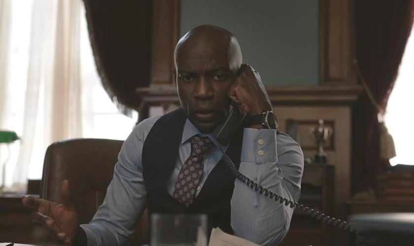 David Gyasi, interpretando Austin Dennison em A Diplomata, da Netflix. (Foto: Divulgação)