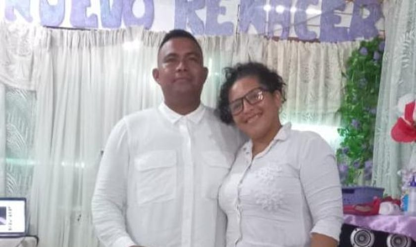 O pastor Iván García e sua esposa Karen, na igreja. (Foto: Mídias sociais)