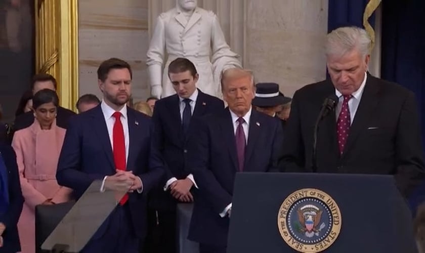 Franklin Graham ora durante posse de Donald Trump, que aparece ao lado do vice J.D. Vance. (Captura de tela/YouTube/ Tennessean)