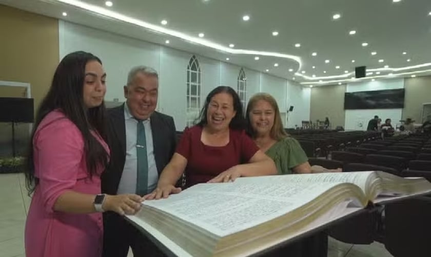 39 membros escreveram o manuscrito da Bíblia. (Foto: Reprodução/TV Anhanguera).