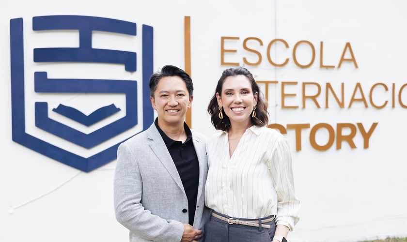 Lucas Hayashi, presidente da Victory School, ao lado da esposa Jackeline. (Foto: Divulgação)