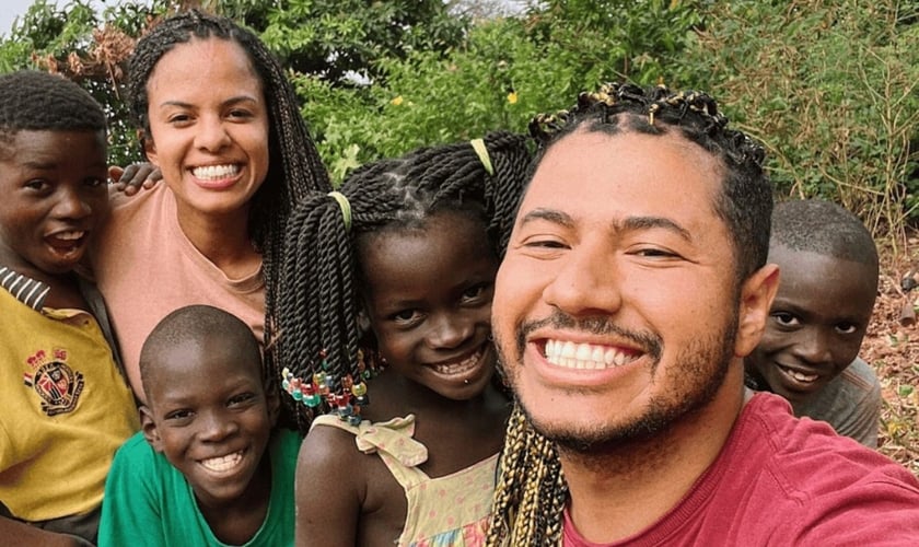 Ellen Lopes e o marido durante uma viagem missionária. (Foto: Reprodução/Ellen Lopes/Notícias Adventistas)