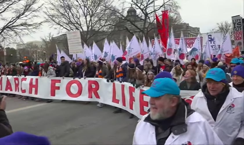 Marcha pela Vida leva milhares às ruas, em Washington. (Captura de tela/YouTube/LiveNOW FOX)