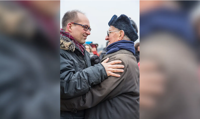 O descendente nazista Frank Pfeiffer [à esquerda] abraça o sobrevivente do Holocausto Yechiel Aleksander. (Foto: Marcha da Vida)